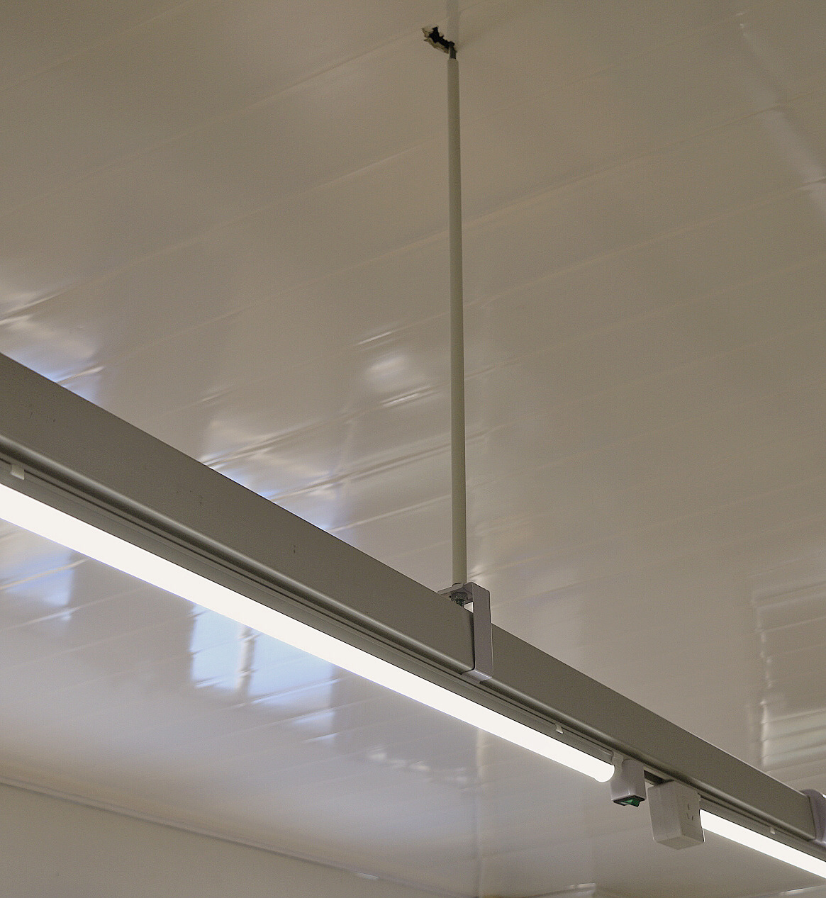 厂家直供槽式桥架 服装厂制衣车间照明灯架 照明供电一体化系统