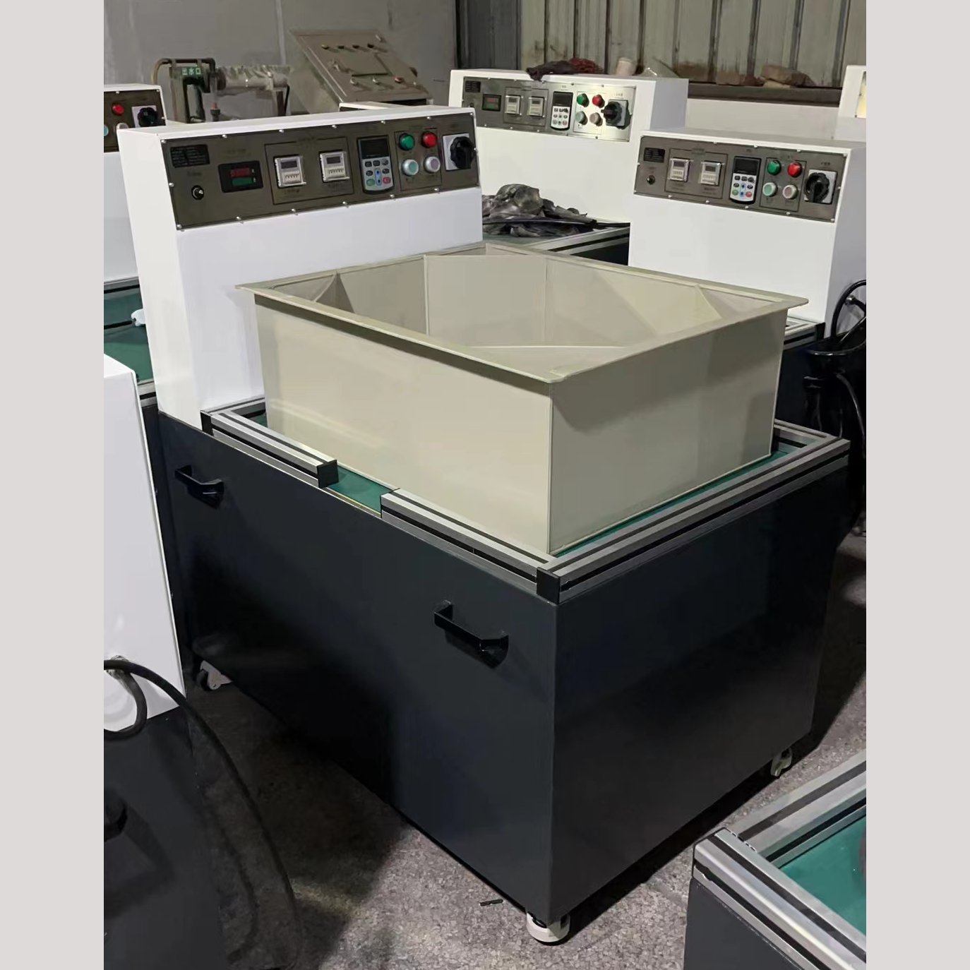 厂家新款磁力抛光机小型抛丸机磁力研磨机金属除毛刺台式磁力抛光