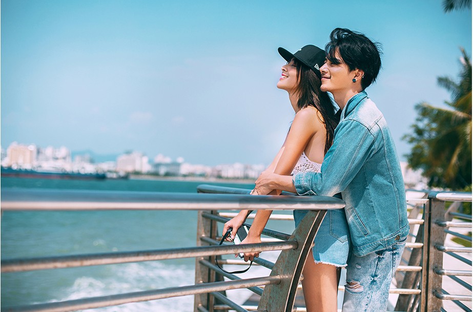 影楼情侣主题摄影服装2019新款时尚牛仔外景沙滩旅拍海景情侣拍照