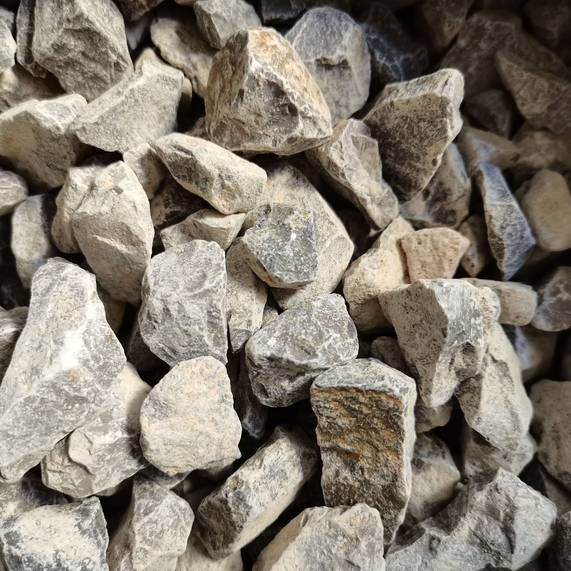 13 24 57等各种石灰石,钢厂用石灰石,脱硫低硅石灰石,建筑用石