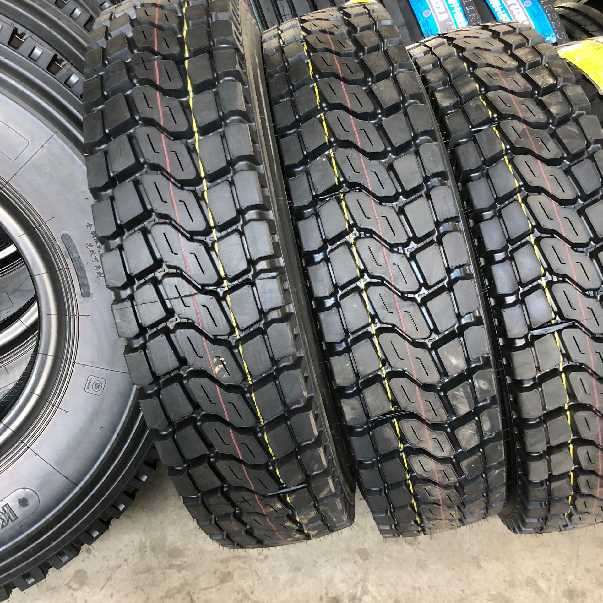 全钢卡车轮胎 1200r20 后八轮中花纹 耐磨散热性能好