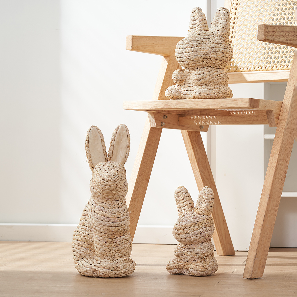 亚马逊新款手工编织装饰品蒲草编织复活节兔子摆件家居植物工艺品