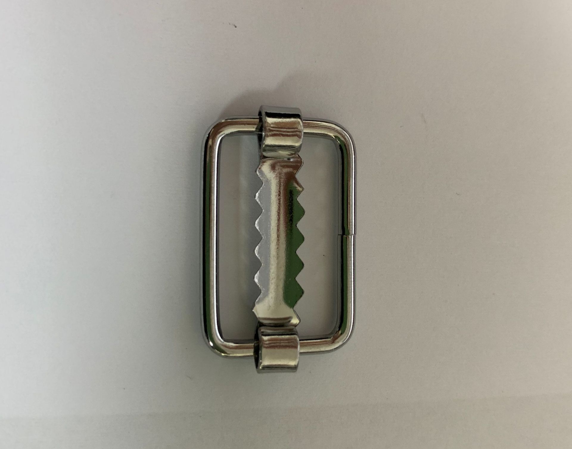 铁锯齿日字扣三档扣帽子五金辅料金属锯形日字扣