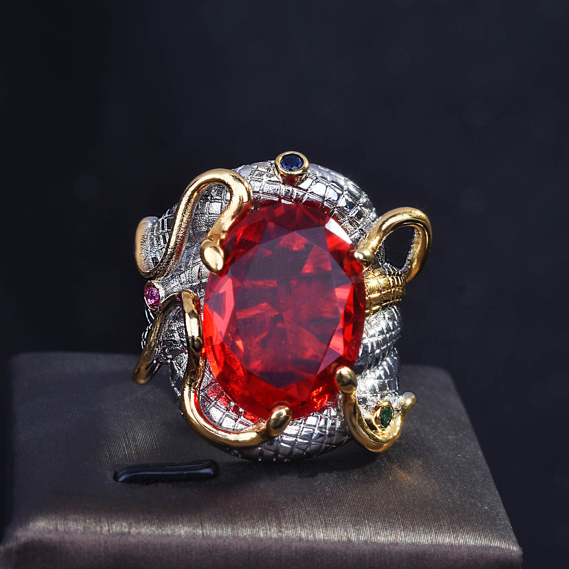 蛇形复古轻奢重工设计双色电镀仿真莫桑比克鸽血红宝石彩宝戒指