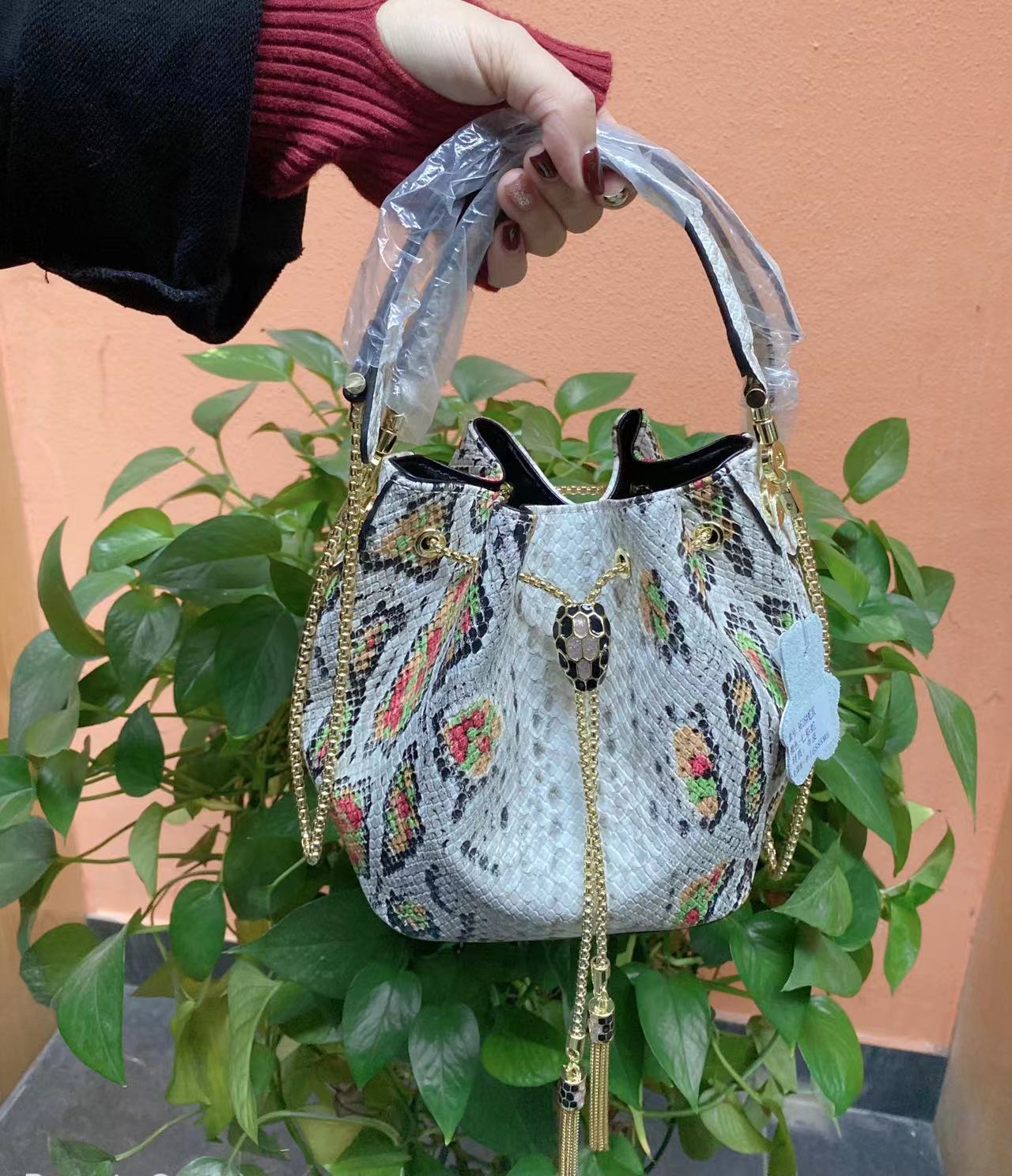 厂家直销真皮女包抖音爆款稀有皮蛇纹水桶包蛇头手提包2021新款