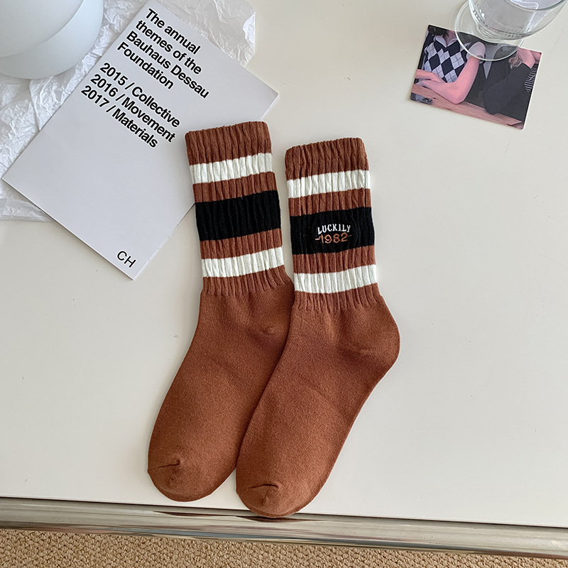 Women's Socks Autumn Winter Retro American College Style Women's Mid Tube Stockings Ins Fashionable Embroidered English Letters Two Or Three Bars Women's Socks