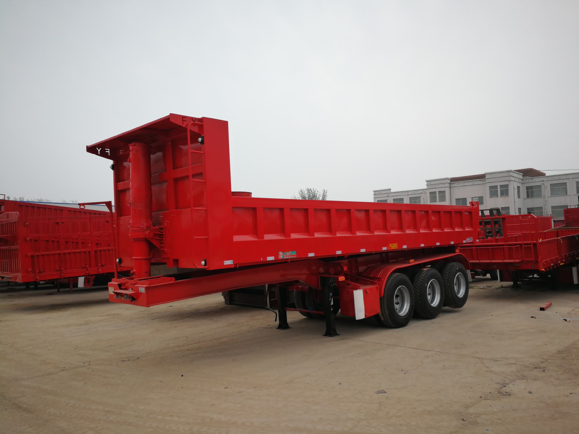 滁州10米后翻自卸半挂车价格配置 三桥后翻自卸车多少钱一辆