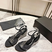 水钻坡跟凉鞋2024年春夏新款时装首发单品欧美轻奢风格扣带款女鞋