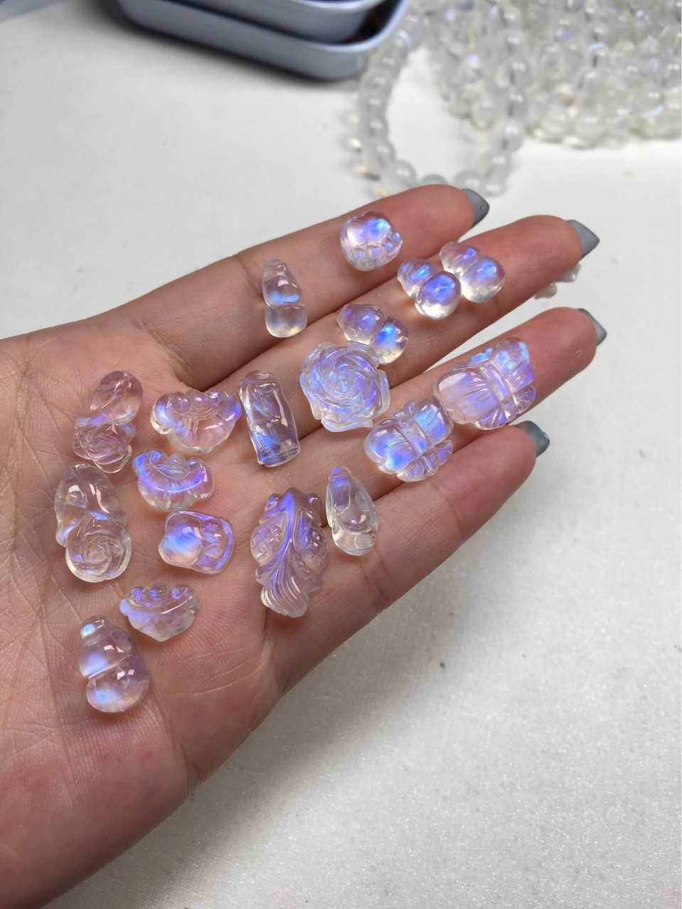 随机发货颜色蓝月光石小雕件40