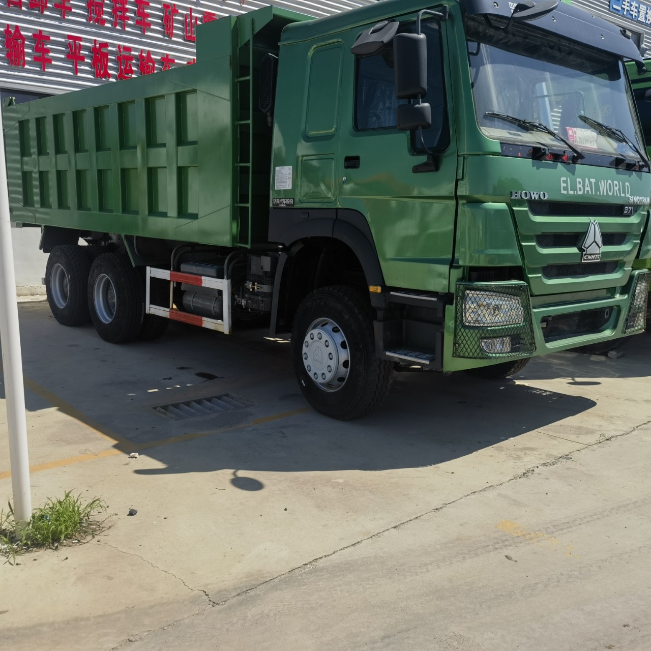 中国重汽豪沃v7自卸车380马力绿色 支持批量订货出口自卸半挂车