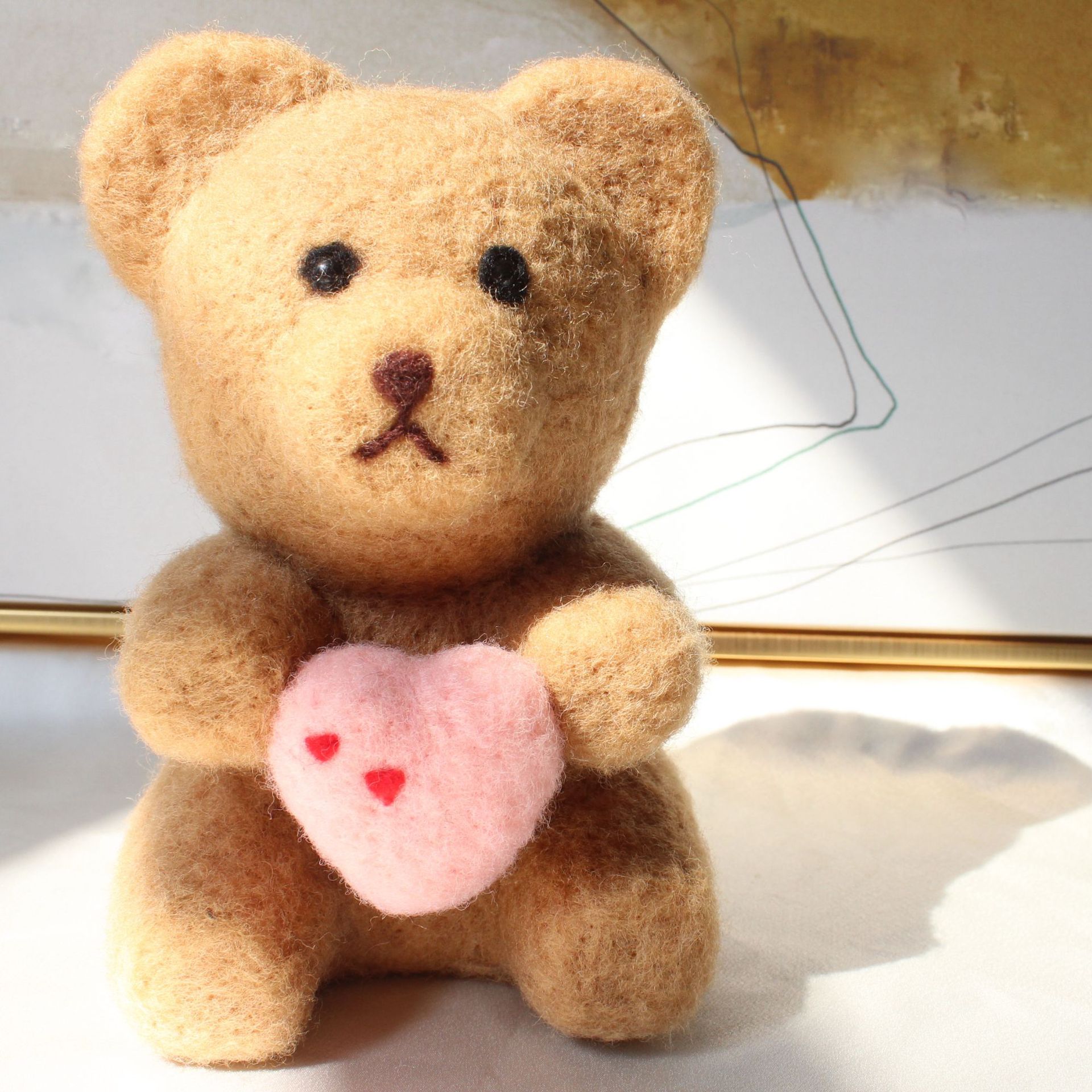 20cm羊毛毡戳戳乐纯手工成品办公家具摆件装饰玩偶抱心小熊