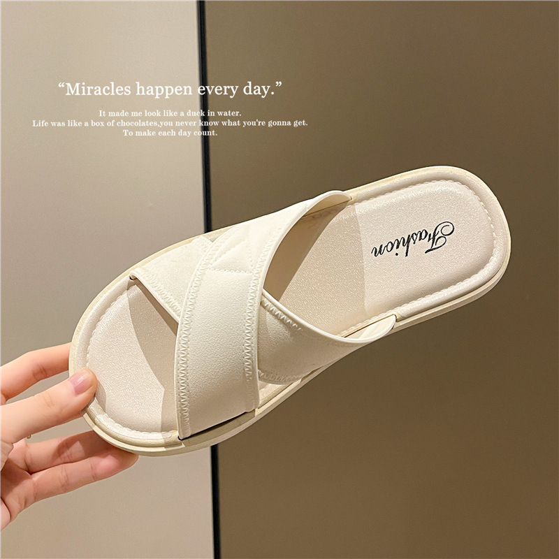 Women's Summer Outdoor Slippers 2023 Korean Casual Internet Celebrity Soft Bottom Cross Strap Fairy Wind Beach Word Lazy Slippers