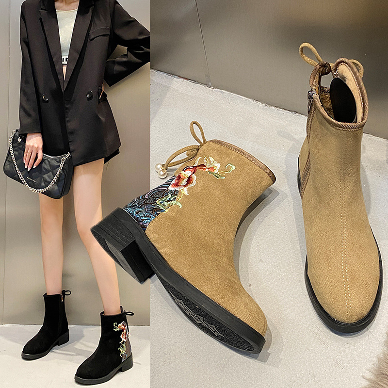 国风绣花短靴女2024春季新款手工刺绣复古布靴女百搭透气时装靴女