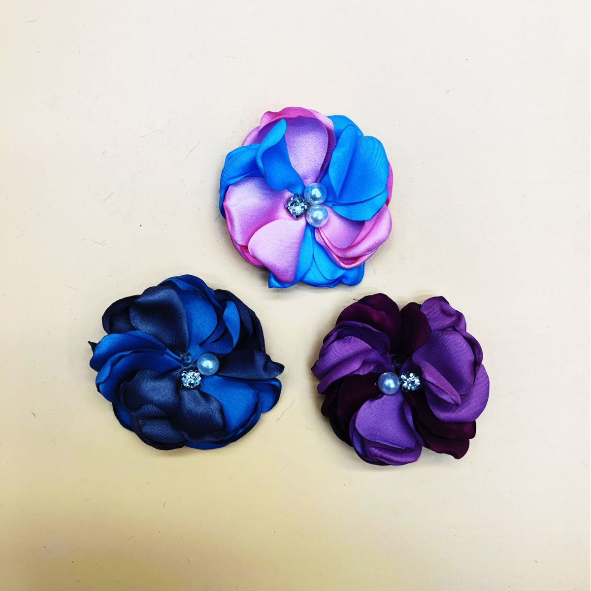 义乌辅料手缝珍珠水钻布艺花diy胸花头花鞋帽服装辅料配饰-阿里巴巴