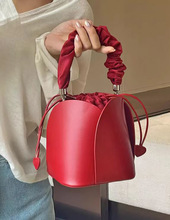2023新款红色花瓣包婚包女小众设计菜篮子水桶包手提斜挎包女小包