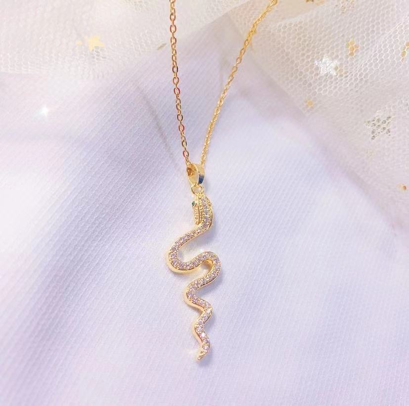 跨境热销异域绿眼灵蛇项链女ins百搭轻奢蛇形转运吊坠锁骨链饰品