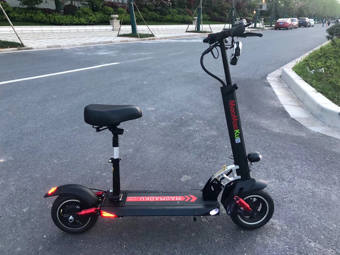 2轮10寸双驱越野电动滑板车可折叠代步车脚踏车电动车可外贸出口