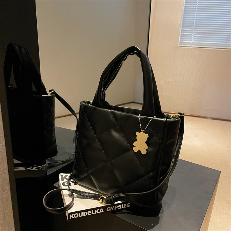 Advanced Texture Small Bag Women's Autumn and Winter 2022 New Fashion Diamond Crossbody Bag Popular Niche Portable Bucket Bag