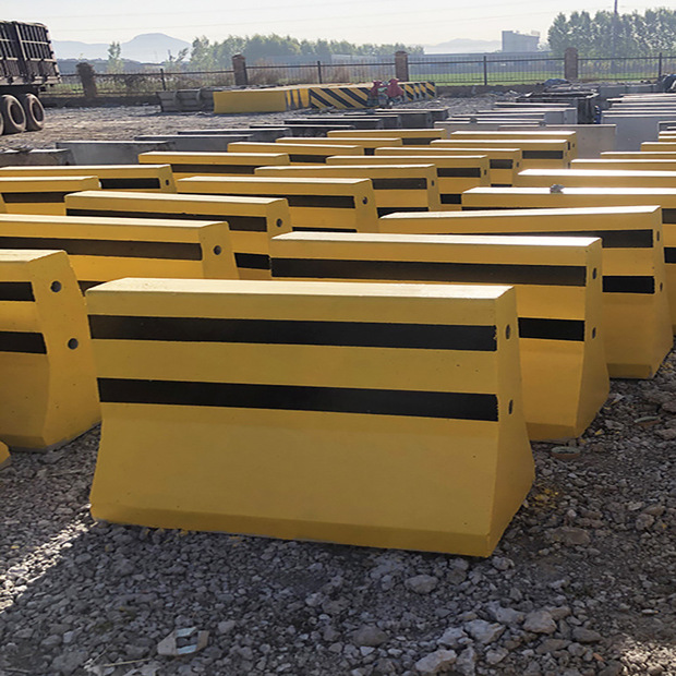 水泥隔离墩山东济南厂家 黄黑色水泥墩石墩护栏 防撞混凝土隔离墩