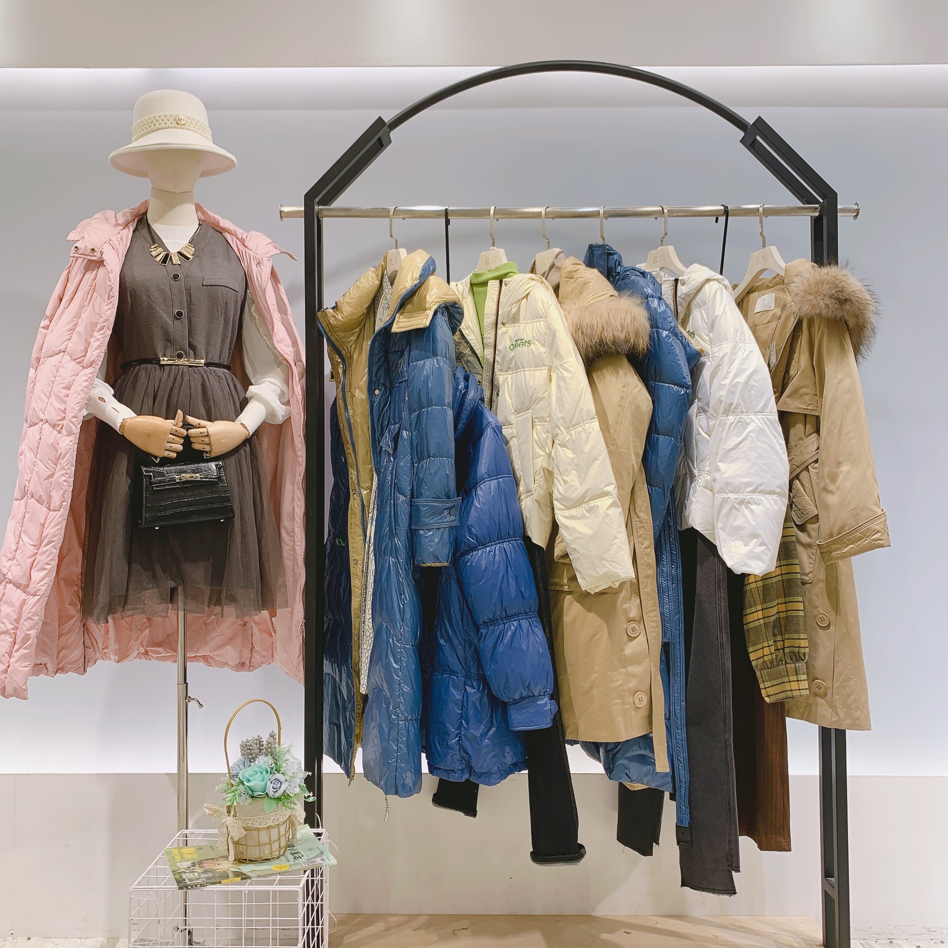艺素国际秋冬品牌折扣女装大码羽绒服抖音网红女装直播批发货源