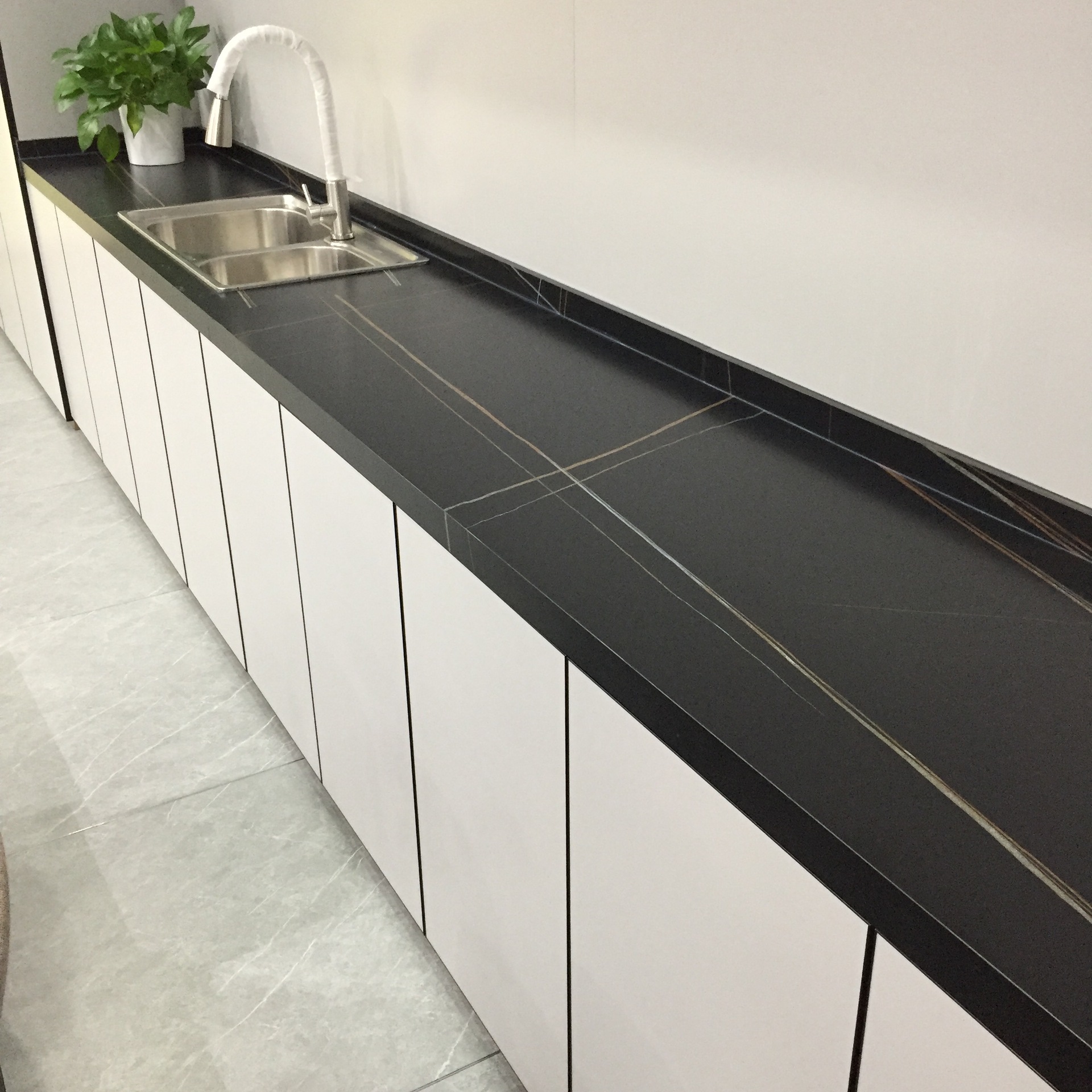 佛山岩板厂家现代简约防污耐磨耐高温中岛台吧台岩板厨房橱柜台面