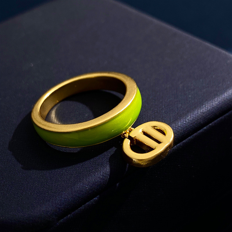 复古仿珐琅滴油荧光绿色圆形吊字母戒指ins时尚亚光金属指环手饰