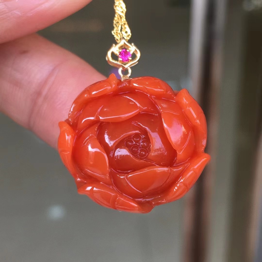 精品瓦西南红立体牡丹花女吊坠满色满肉柿子红18k金扣头镶嵌项坠