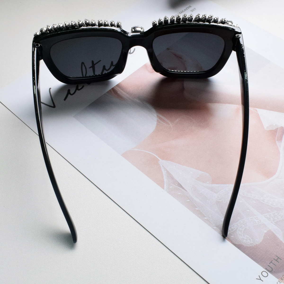 2021新款镶钻大框太阳眼镜嘻哈风ins黑色方框凹造型墨镜拍照配饰