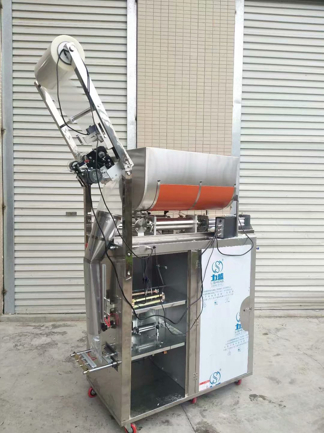 郑州小型火锅底料袋装称重包装机 三边封调味酱料自动包装封口机