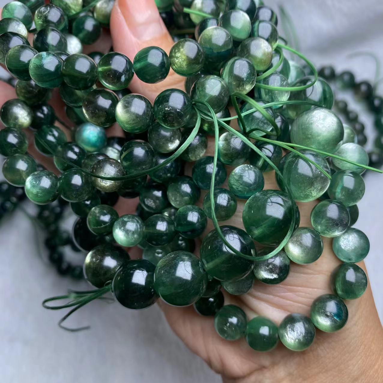 天然绿锂云母圆珠手链 带透体绿锂云珠母手串工厂批发一件代发