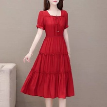 红色裙子2024年新款夏天收腰蛋糕裙中长款方领短袖纯色系带连衣裙