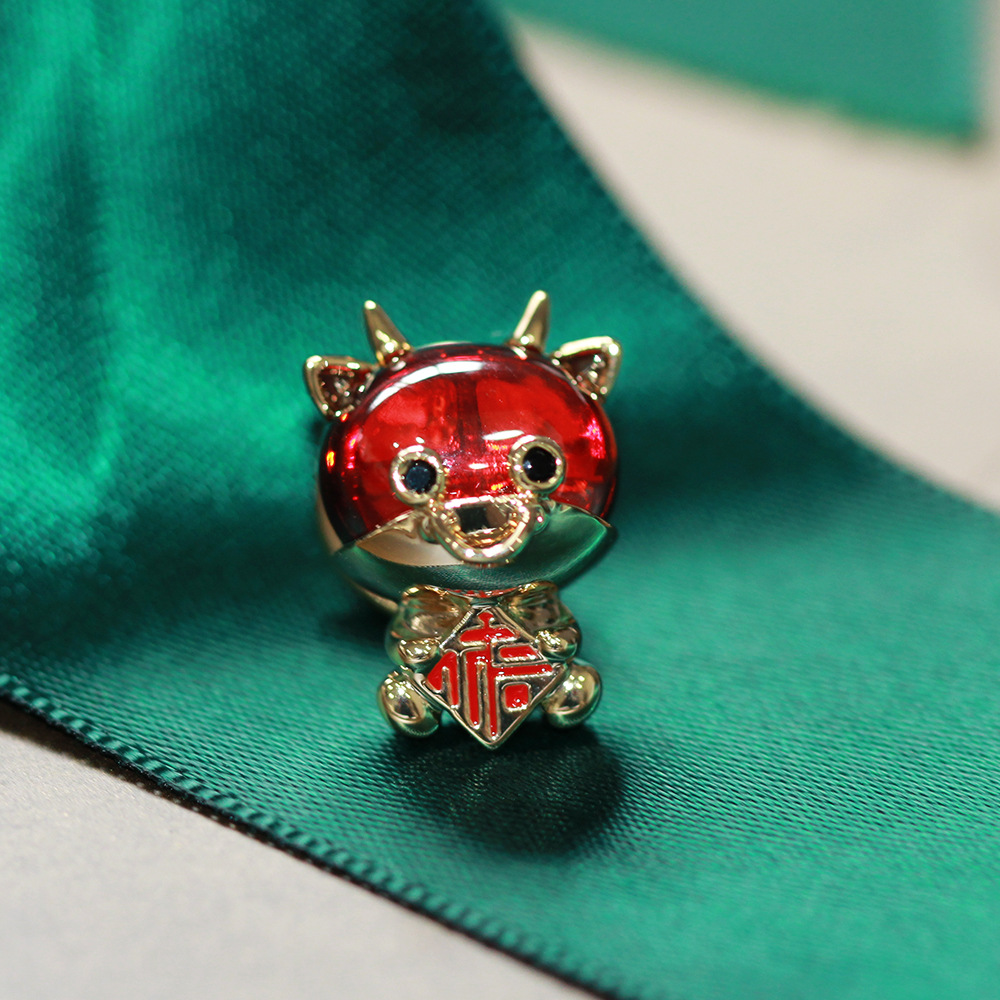 牛年动物生肖胸针日韩简约可爱抱着福字的牛宝宝领针男女同款配饰
