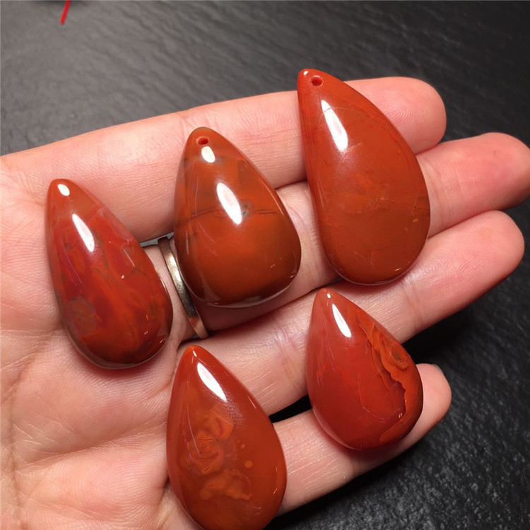天然南红水滴吊坠 色泽红润火焰红玉质细腻佩戴时尚玛瑙饰品批发
