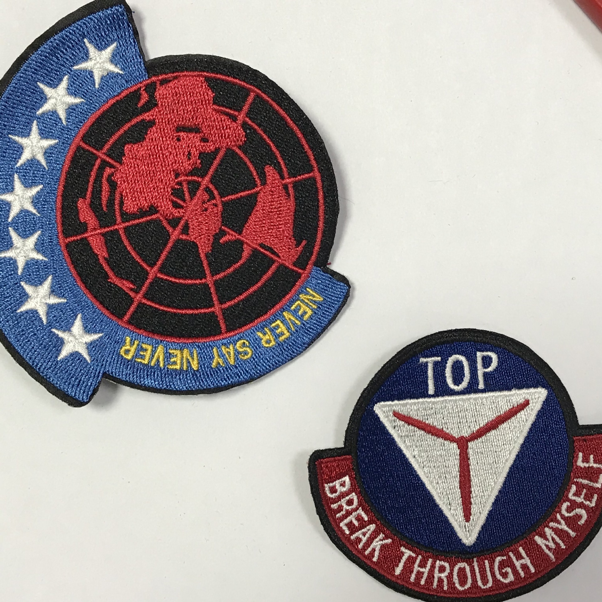 榻榻米立体绣花 字母top徽章昆虫章仔定制加工 东莞伟胜绣花厂