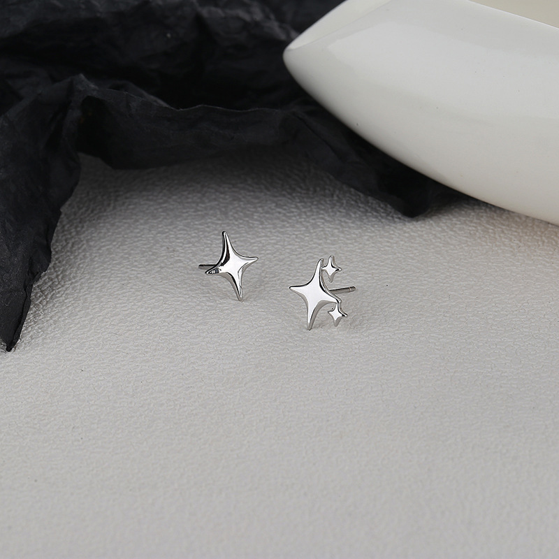 古猫宁 超仙ins幸运四芒星耳钉不对称设计感四角星星耳骨钉女小巧