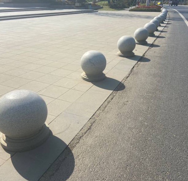 花岗岩大理石路障石球 阻车球挡车石球 圆球石墩 广场挡车石球