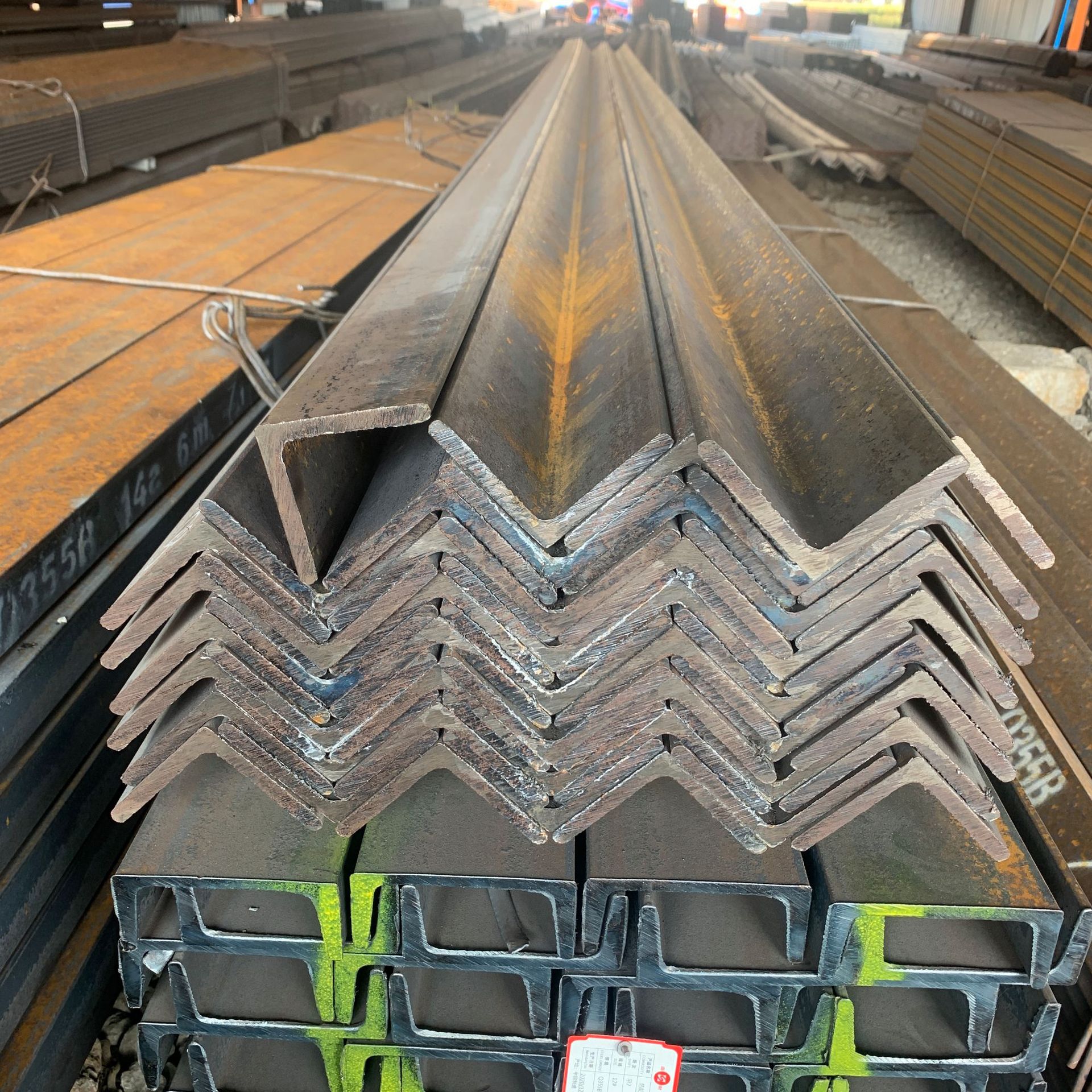 现货供应机械制造轨道交通用q235b角钢q345b等边角钢不等边角钢