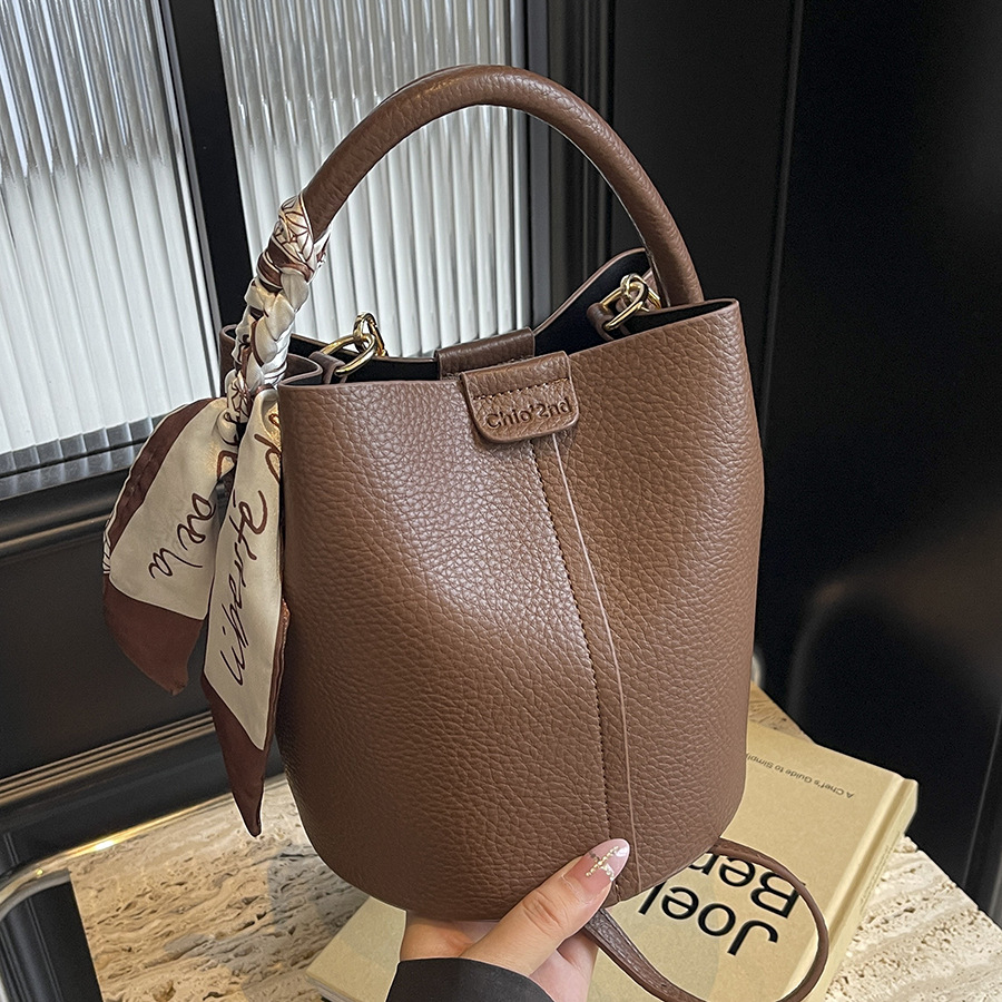 手提水桶包时尚2024新款潮流INS气质腋下包单肩包休闲纯色斜挎包