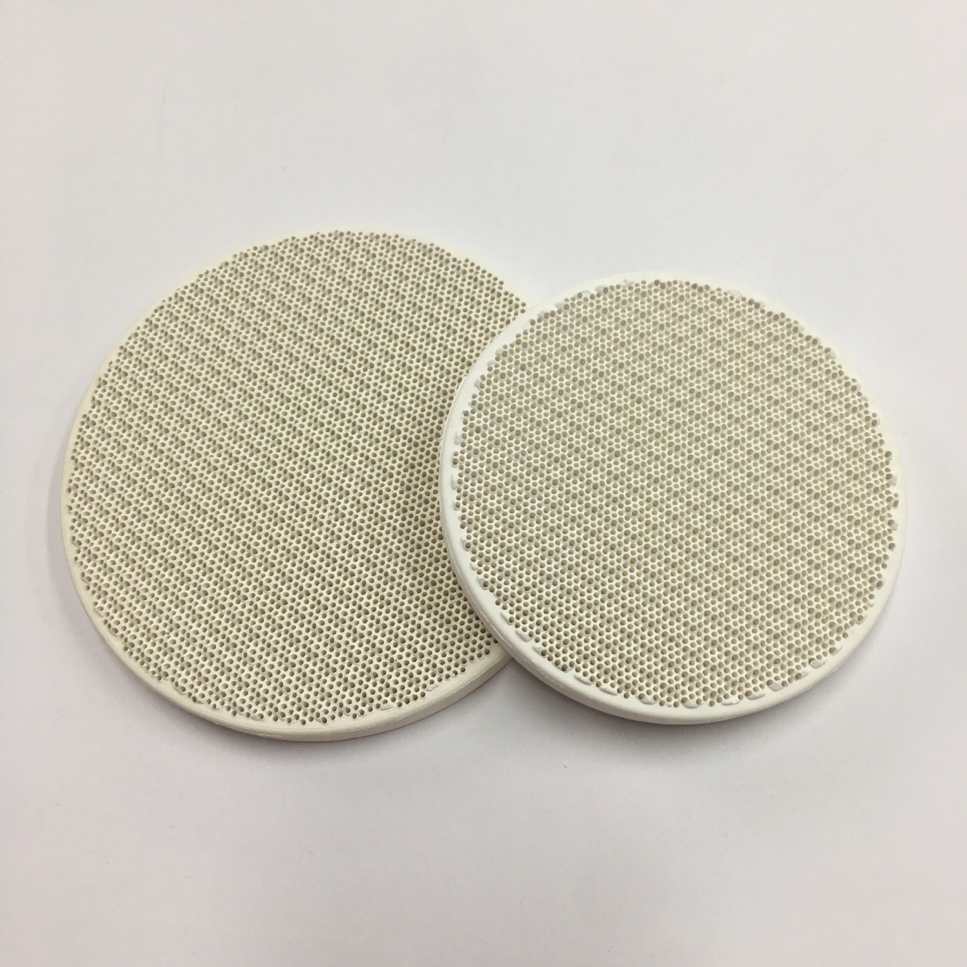 耐高温圆形远红外蜂窝陶瓷燃烧板 蜂窝陶瓷加热板 加热陶瓷圆片