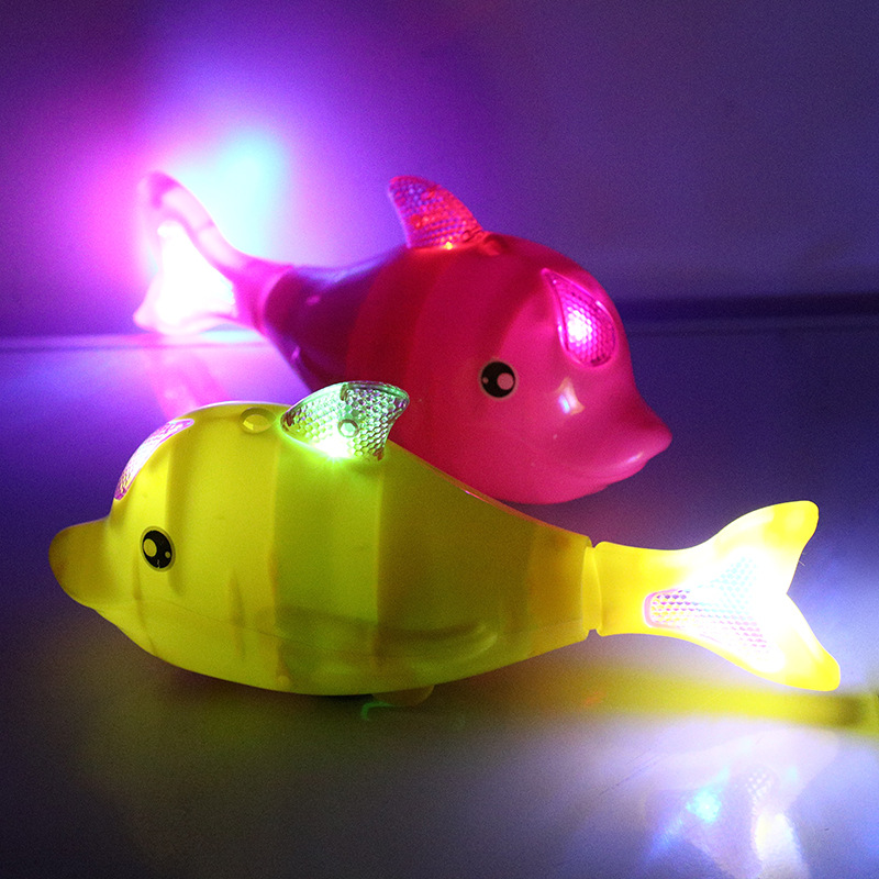 电动会游动发光牵绳玩具鱼仿真动物带音乐儿童玩具夜市地摊摇摆鱼