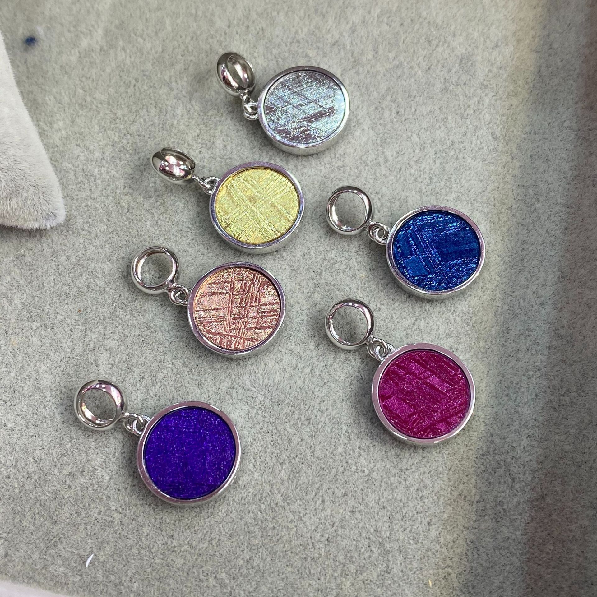 0成交8个天然玛瑙晶洞企鹅特色白色透明半宝石小企鹅雕刻手把玩聚宝盆