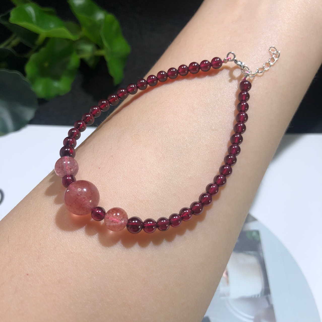 新款酒红色石榴石手链女ins时尚大方搭配草莓晶水晶手串手饰批发