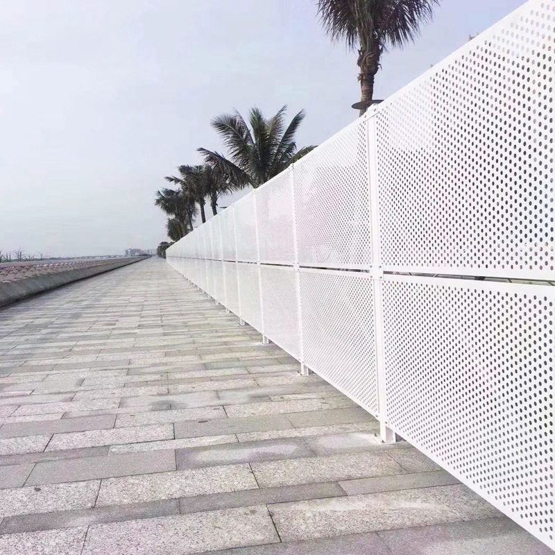 市政施工烤漆白色围挡沿海防风抗风冲孔板围挡工地铁皮镂空防护板