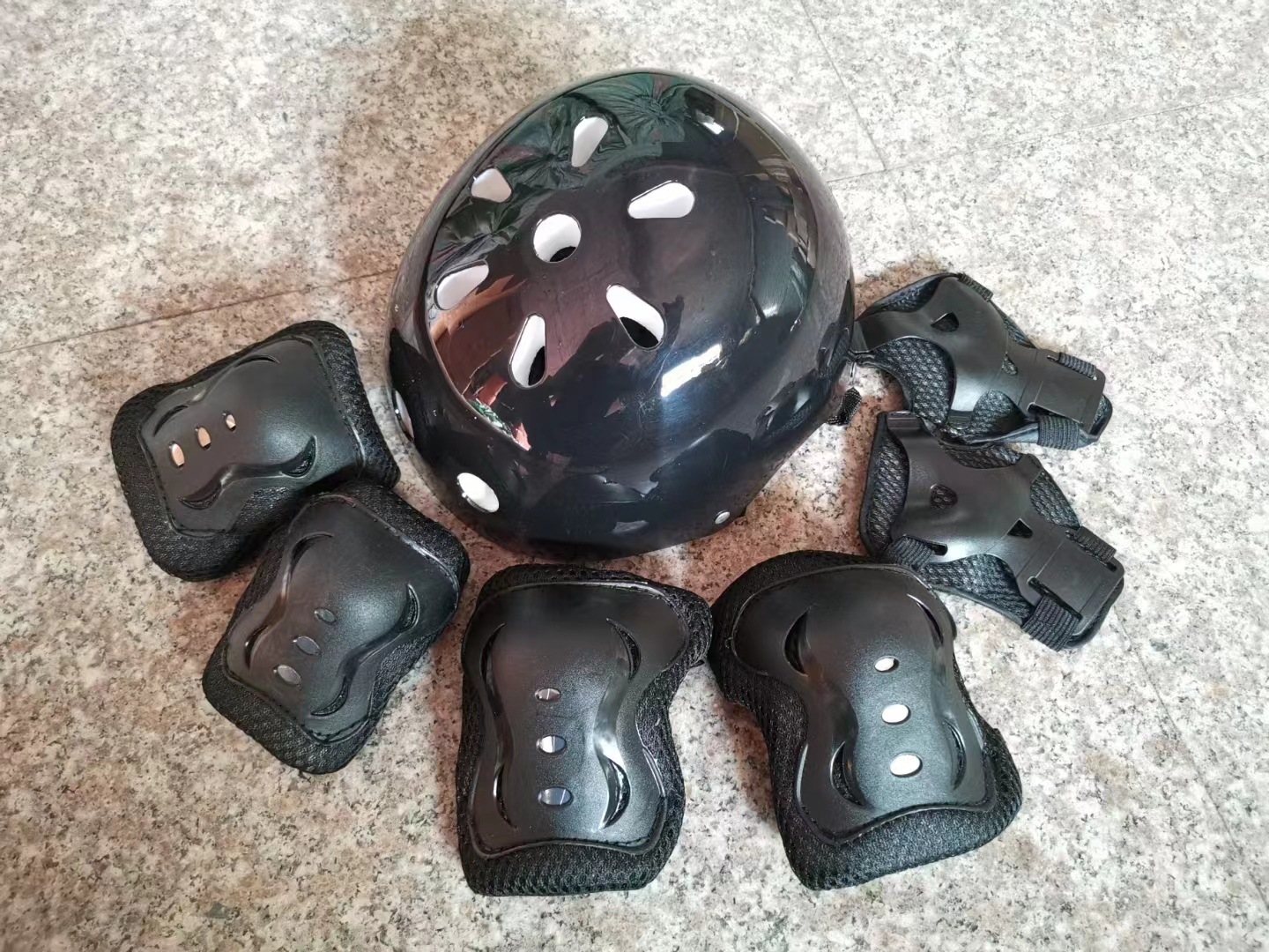 儿童骑行头盔护具7件套梅花盔小蝴蝶护具运动防护护肘护手护膝