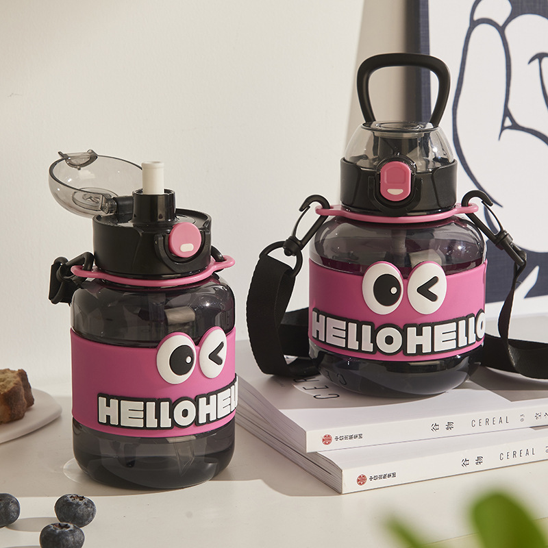 680ml新款网红高颜值吨吨杯带肩带提绳吸管儿童杯多巴胺大眼水壶