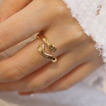 钛钢镀金戒指高级感温暖的抱抱拥抱指环创意设计简约欧美戒指批发
