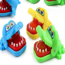 咬手指的大嘴巴玩具挂链鳄鱼儿童解压整人玩具活动开业小礼品批发