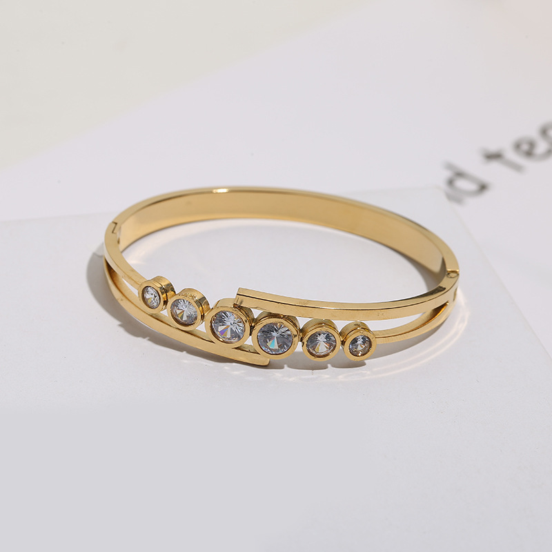 新款时尚女士钛钢手镯黄金色带钻镀金镯子百搭首饰批发