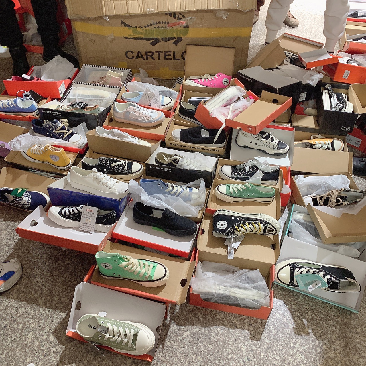 流行男女帆布鞋批发厂家直销地摊货源5元十元批硫化鞋批量处理