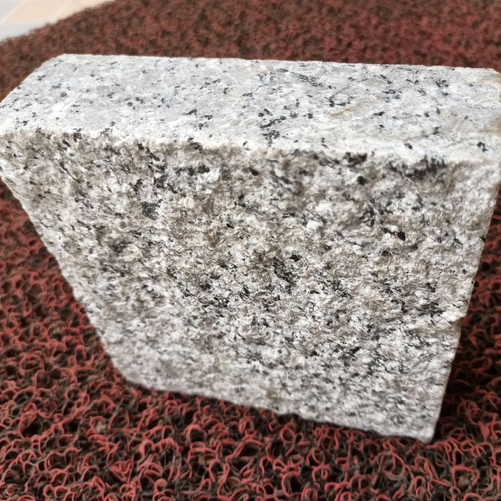 定制芝麻灰火烧板 荔枝面广场地铺花岗岩路沿石路缘防水外墙干挂